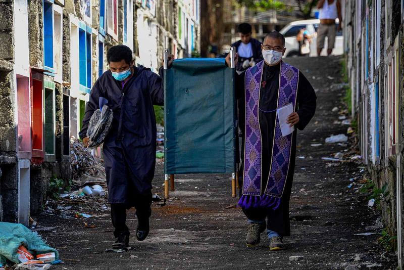 A priest is helping Philippine families cremate and honor drug war victims at no cost 