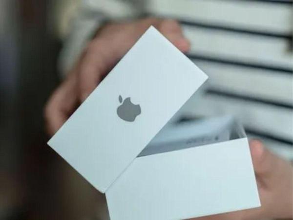 Guy Explains Ridiculous Level Of Attention Apple Puts Into iPhone Packaging 