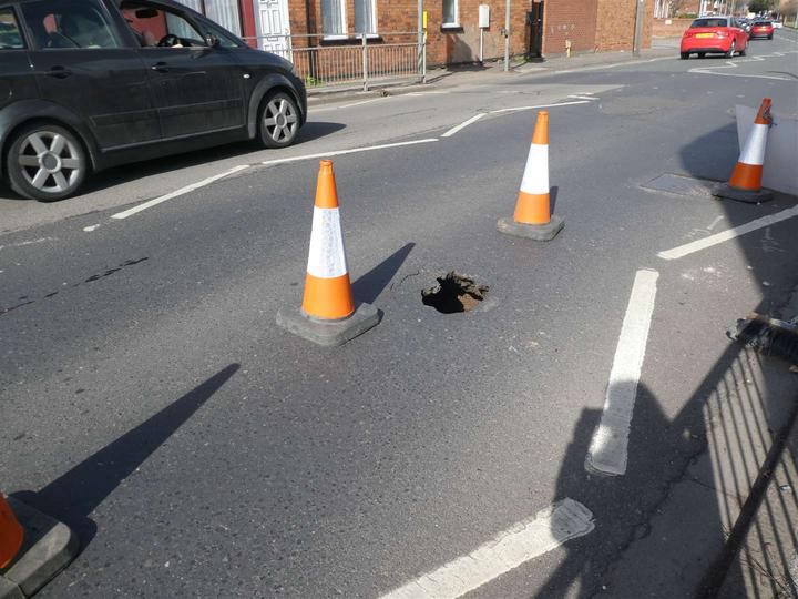 Sink hole appears on Sherwood Avenue Newark and temporary traffic lights installed 