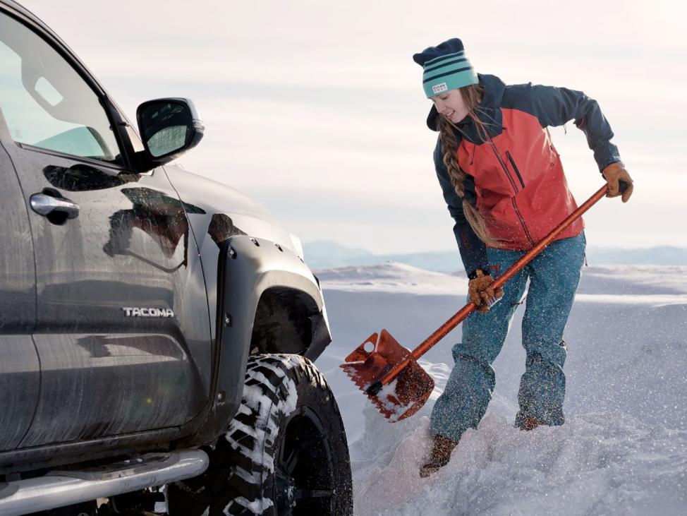 14 Essential Items You Should Always Have in Your Car This Winter 