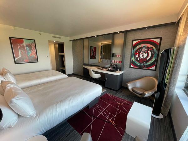 PHOTOS, VIDEO: Tour An Empire State Club Room in Disney’s Hotel New York – The Art of Marvel at Disneyland Paris 