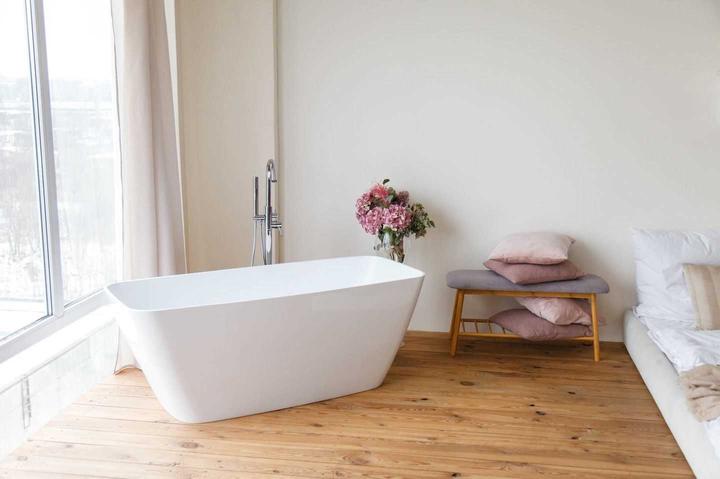 Design psychologist put a bathtub in her bedroom – and we think it's the coolest idea ever 