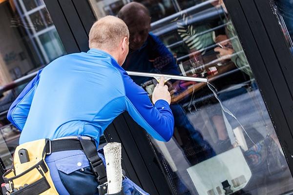 Vancouver entrepreneurs bring sparkling new innovation to window cleaning industry 