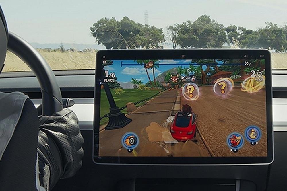 テスラ、ドライバーが走行中もプレイできる車載ゲームめぐり米当局が調査