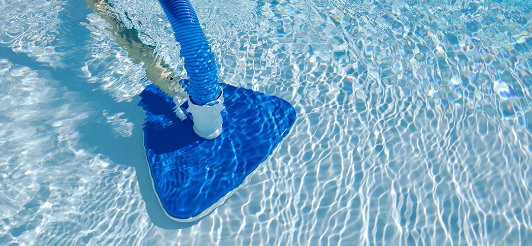 How to vacuum a swimming pool with a hose 
