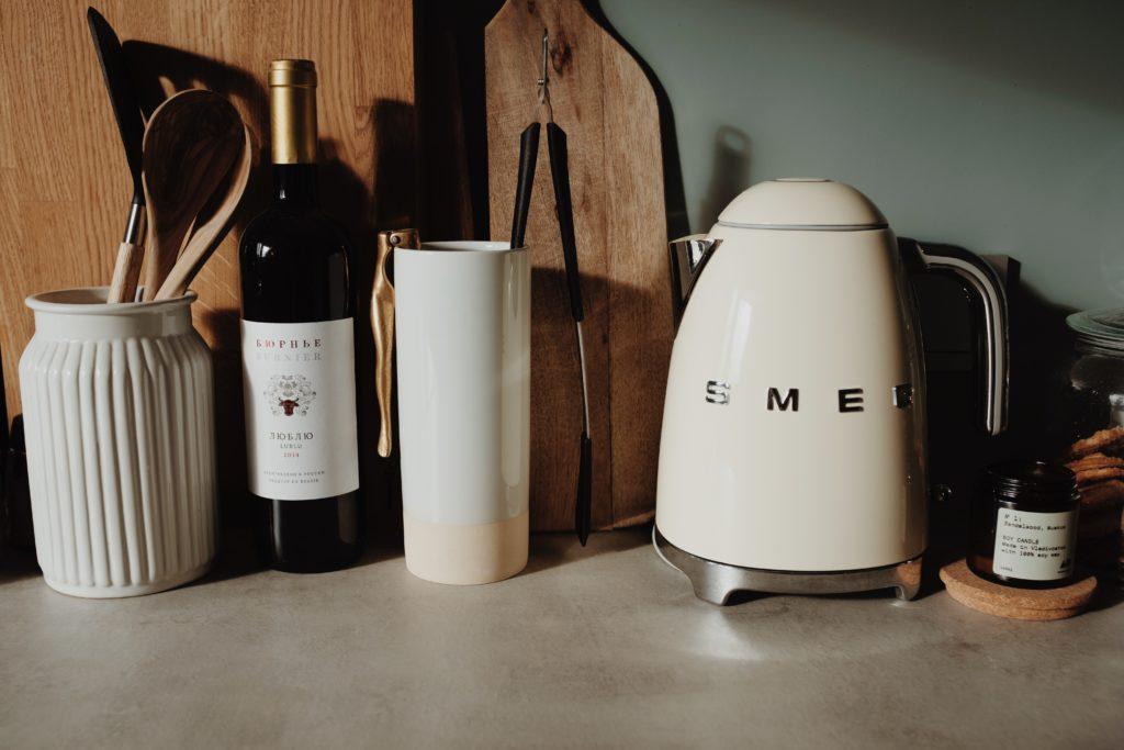 No, you can’t buy a Smeg kettle from R60 from Takealot 