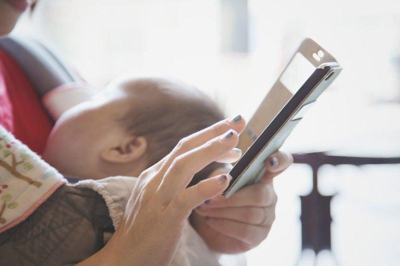 There is no clear basis for criticism of "smartphone childcare" ... Pediatrician's emphasis "This merits that smartphones bring to parents and children"