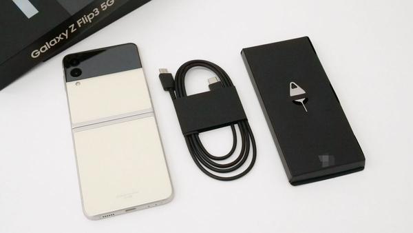 ガラケーのように折りたためるスマホ「Samsung Galaxy Z Flip 3 5G」フォトレビュー 