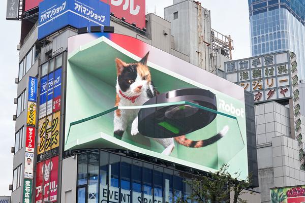 世界中に拡散された新宿東口の3D巨大猫シリーズ最新作『#ネコにルンバを』本日より公開開始
