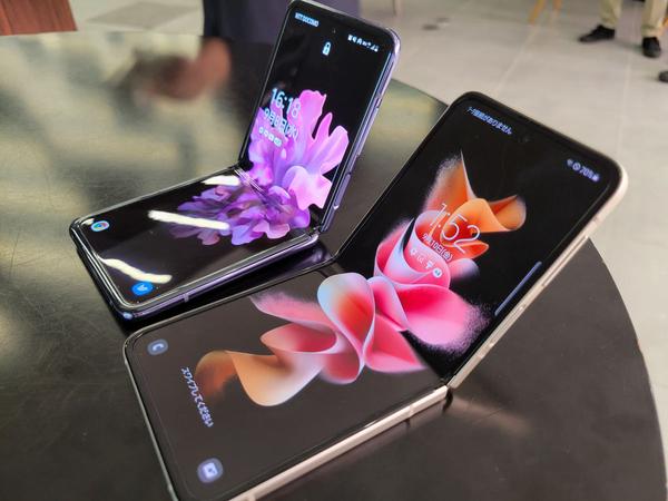 「Galaxy Z Flip3 5G」を旧モデルと比較 - 進化したポイントはココ！ 