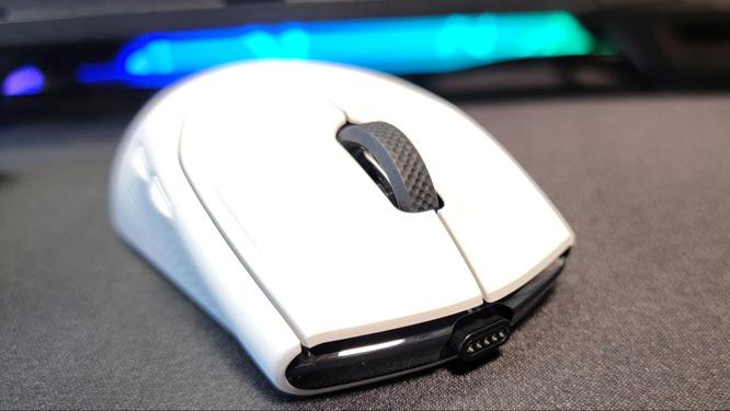 Alienware Tri-Mode Wireless Gaming Mouse (AW720M) Review: Expensive Ambidextrous Pointer 
