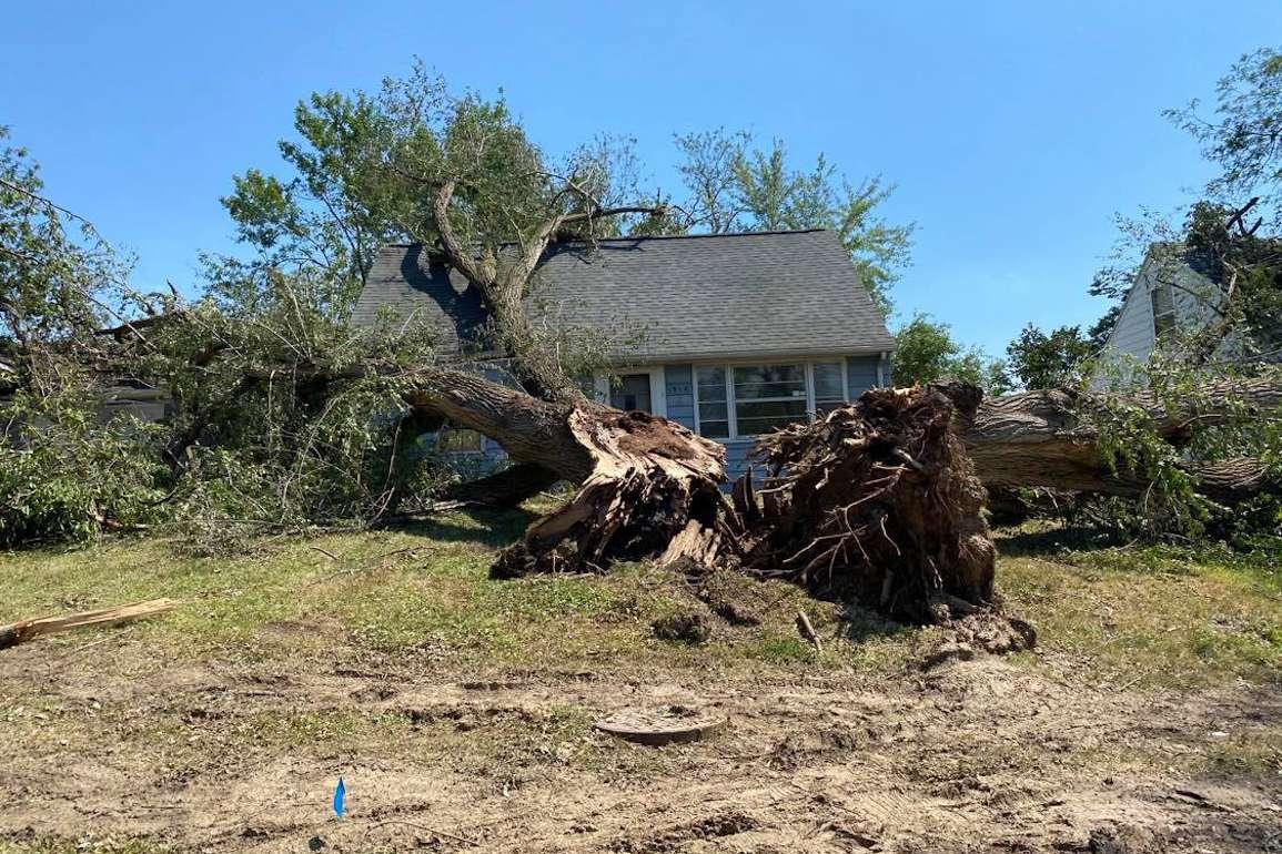 Cedar Rapids condo dispute after derecho highlights HOA challenges 