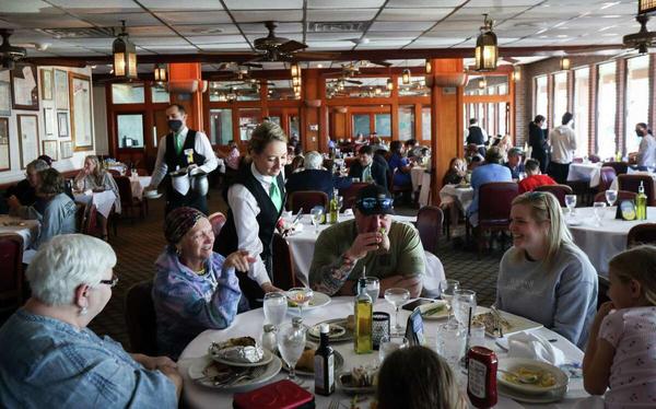 At Gaido's in Galveston, a Ukrainian love story helps raise thousands in aid for the war-torn country 