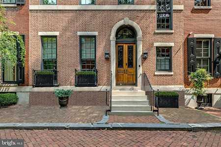 On the Market: Restored 1852 Townhouse in Rittenhouse Square 