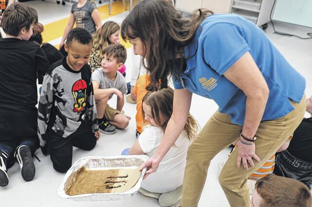 Elida Students Experiment with Earthworms 