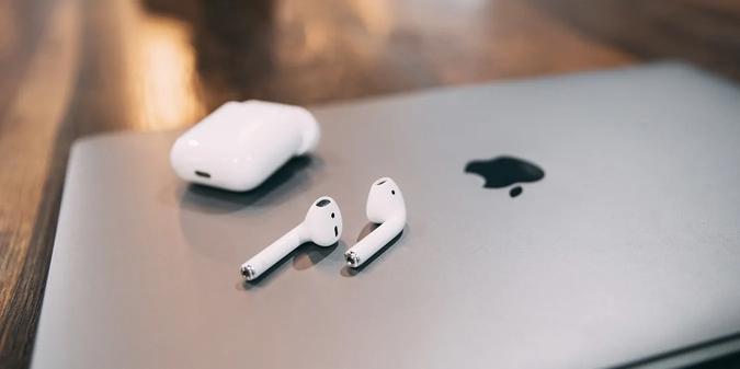 www.makeuseof.com How to Stop AirPods From Switching Between Apple Devices 