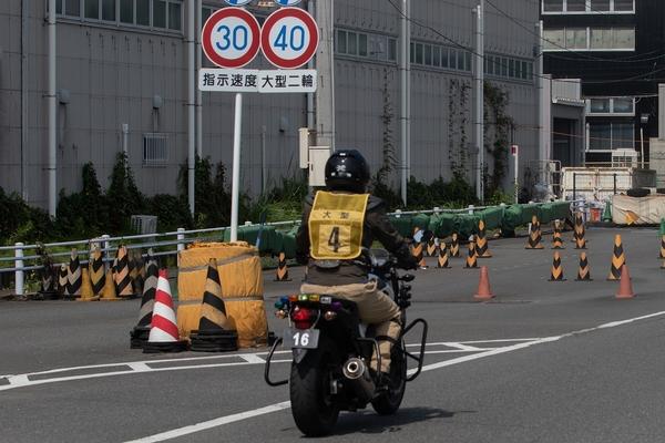 ASCII.jp アラフォー、ついに大型バイクに乗る！ 40代半ばで大型自動二輪免許を獲得！