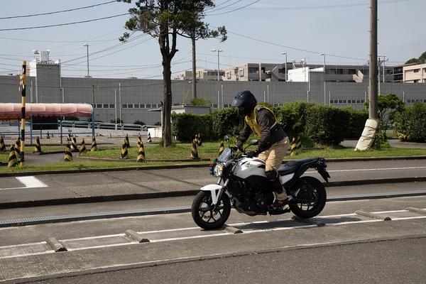 ASCII.jp アラフォー、ついに大型バイクに乗る！ 40代半ばで大型自動二輪免許を獲得！ 