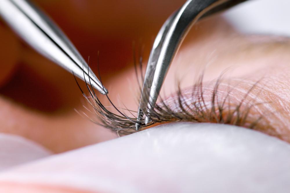1 Woman's Lash Extensions Were Glued on With Super Glue — and the Results Are Scary 