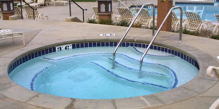 Lurking bacteria gave an Indiana mom 'hot tub rash'. She nearly lost her leg 