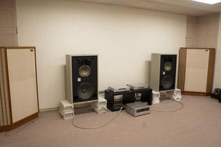 Supporting the "Onkyo sound" in a listening room lined with famous instruments