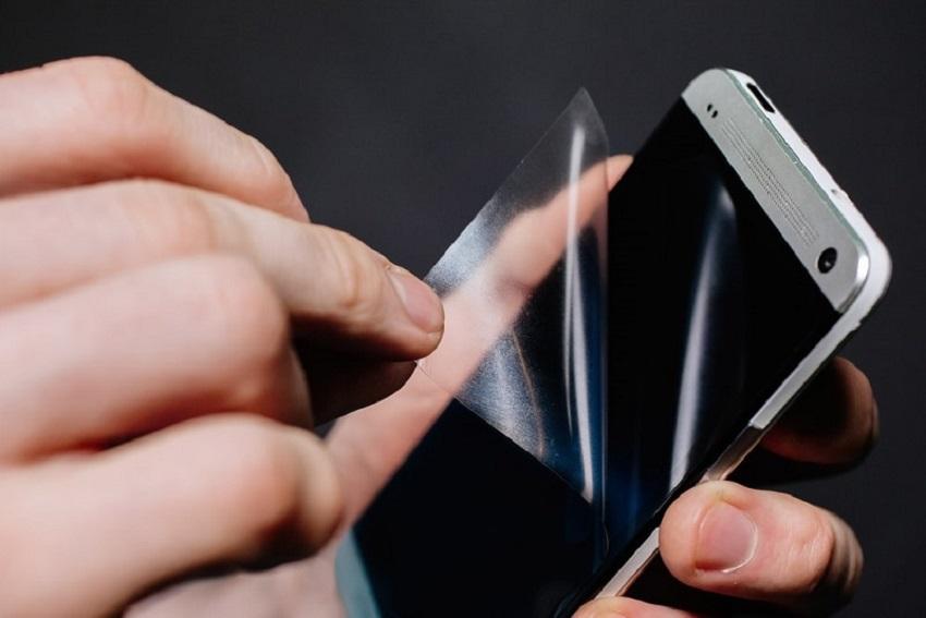 www.makeuseof.com How to Remove a Glass or Plastic Screen Protector Safely 