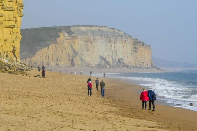 UK weather forecast LIVE – Hottest day of the year THIS WEEKEND as Met Office predicts scorching 18C temperatures 