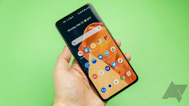 www.androidpolice.com The OnePlus 9 series is getting a new bug-fixing update, but not in the US 
