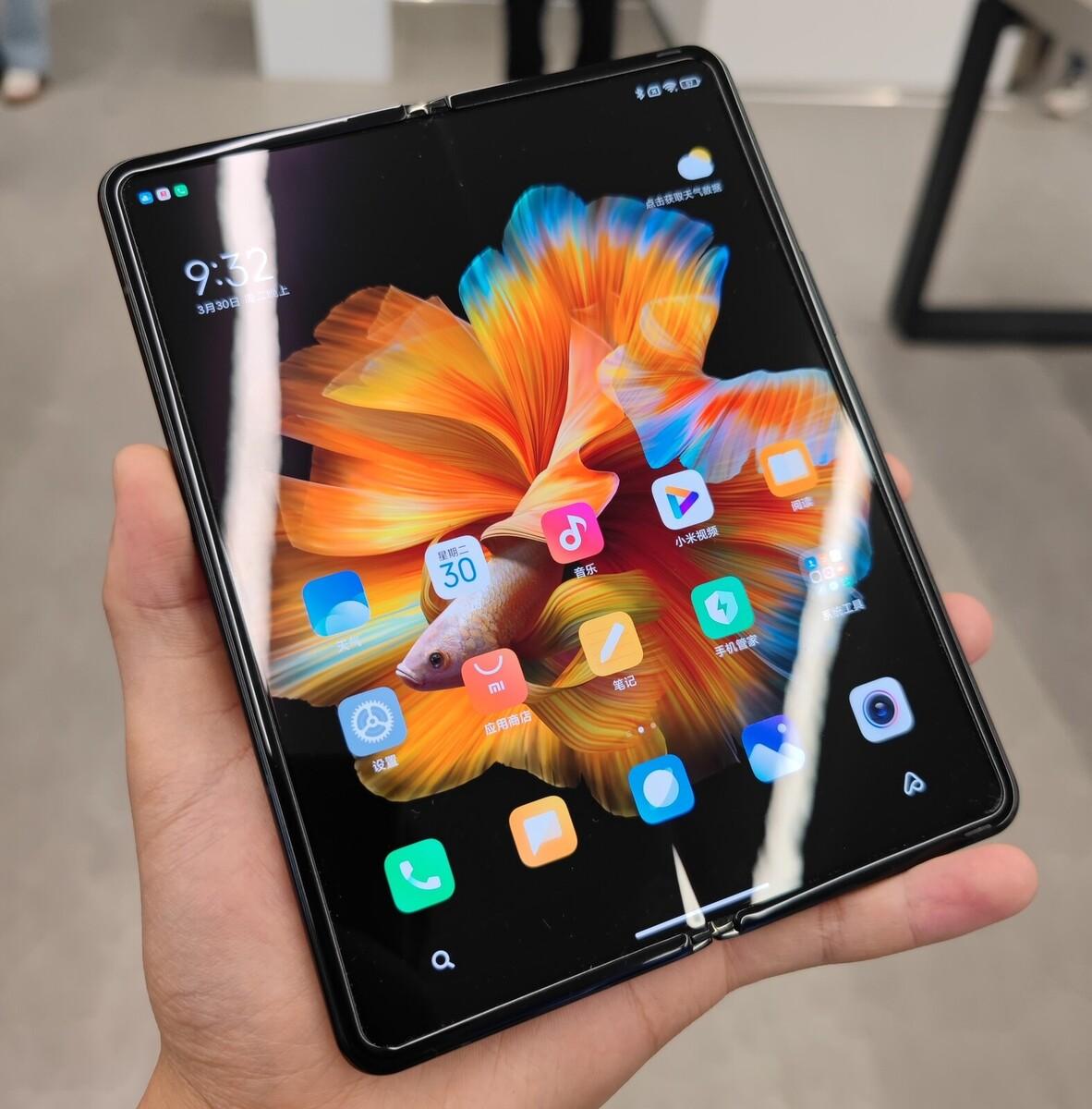 Mi Mix Fold hands-on pictures and videos show that the crease is strong with Xiaomi's first foldable smartphone