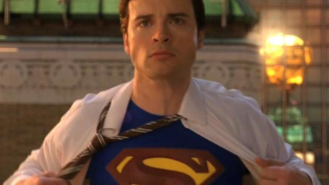 See ‘Smallville’ Star Tom Welling Gear Up As Superman For The Arrowverse
