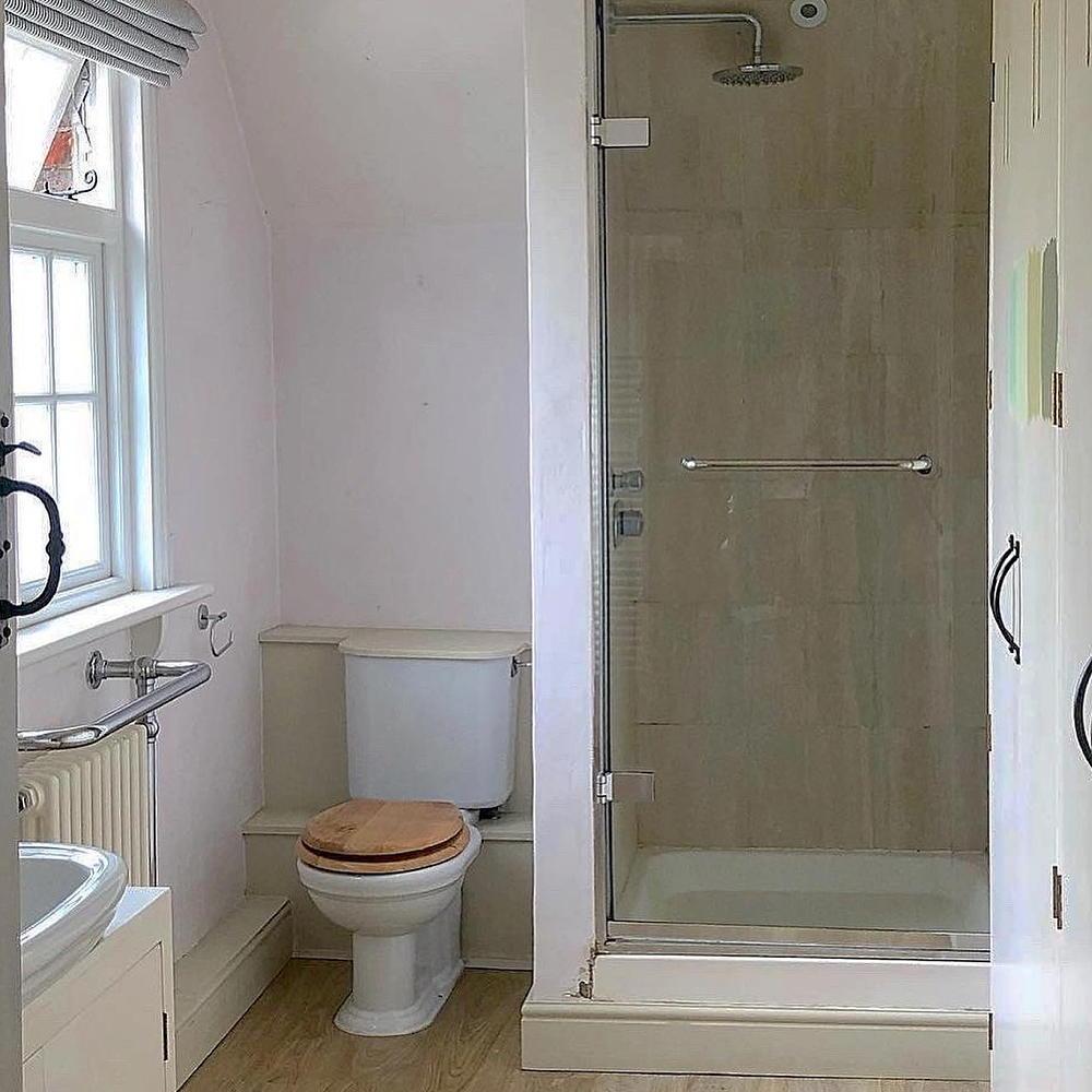 See how this small bathroom was transformed into a vintage haven with second hand finds