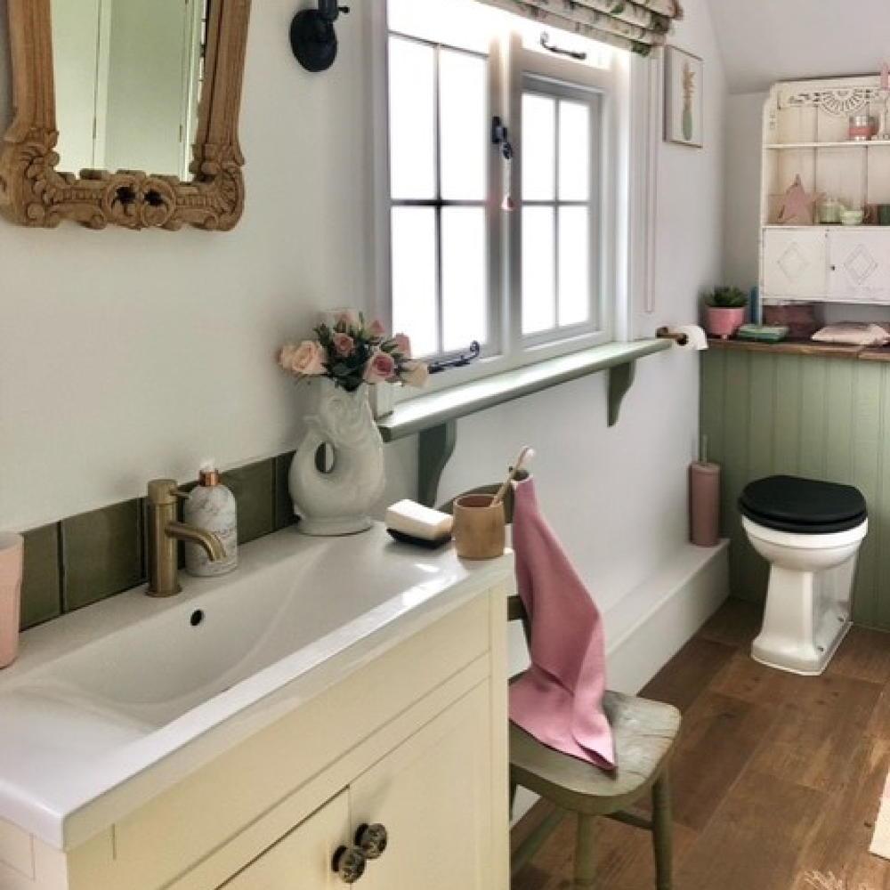 See how this small bathroom was transformed into a vintage haven with second hand finds 