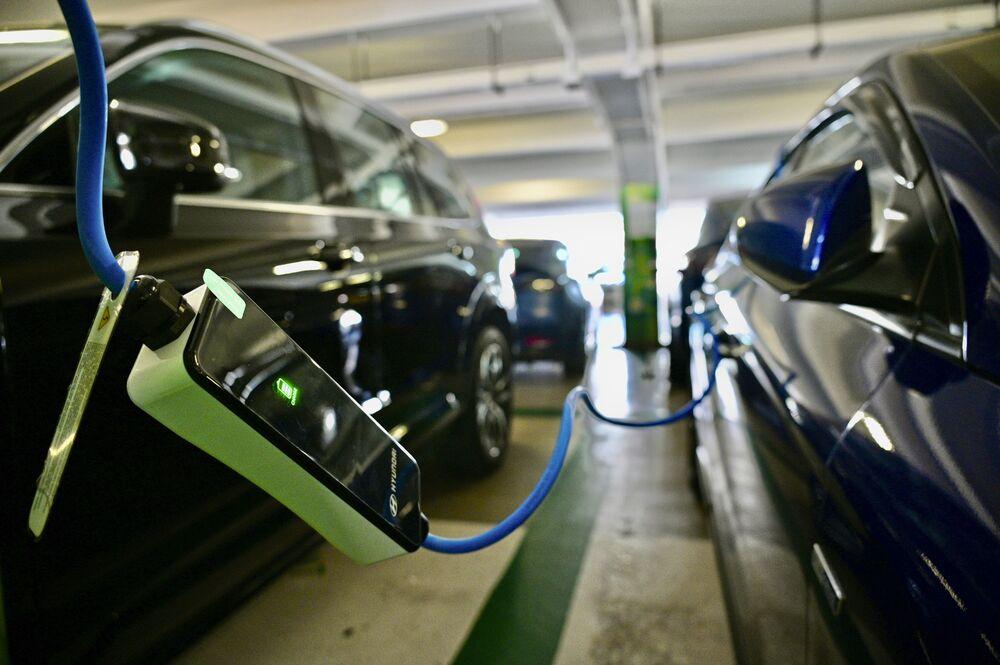 Homeowners to pay £350-700 more for an electric car charging point from April 2022 
