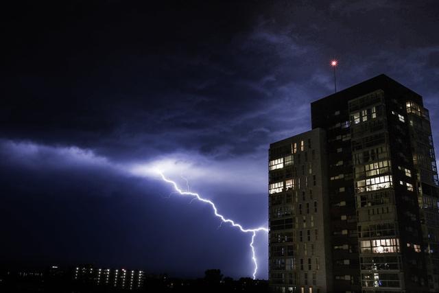13 Things You Should Never Do in a Thunderstorm