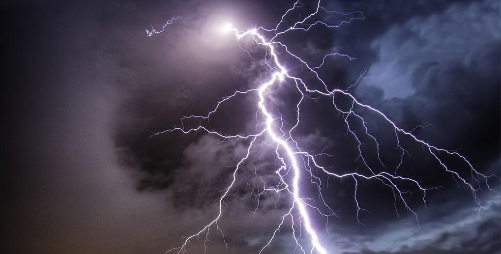 13 Things You Should Never Do in a Thunderstorm 