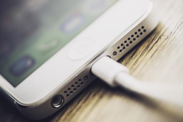 www.makeuseof.com 7 Reasons Your Charger Isn't Charging Your Phone 