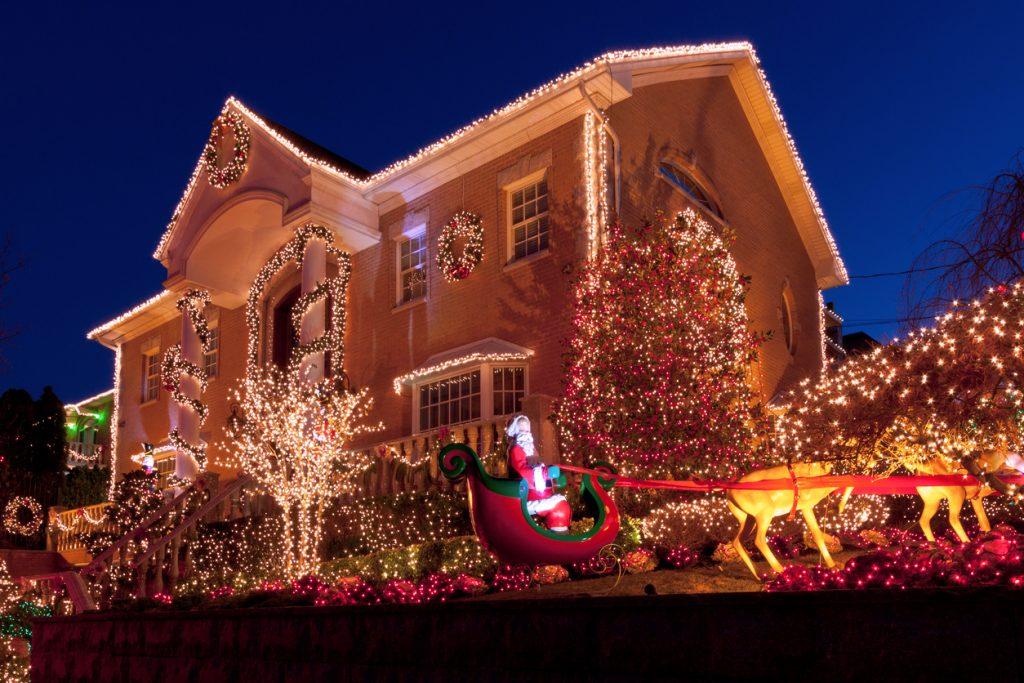 How to hang your outdoor Christmas lights like a pro, according to an expert