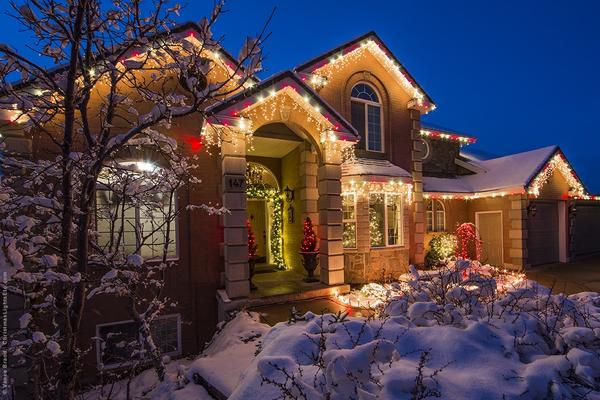 How to hang your outdoor Christmas lights like a pro, according to an expert 