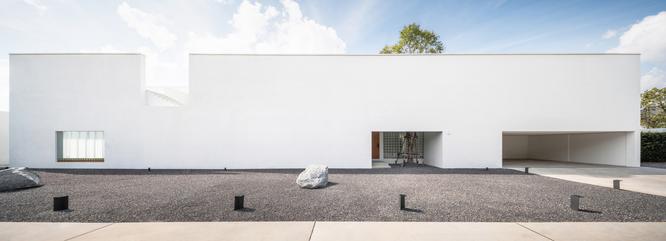House Between the Wall / AA+A Architect