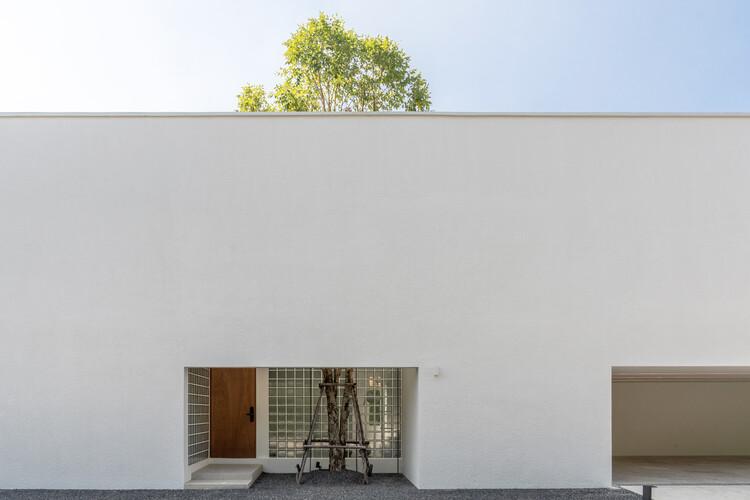 House Between the Wall / AA+A Architect 