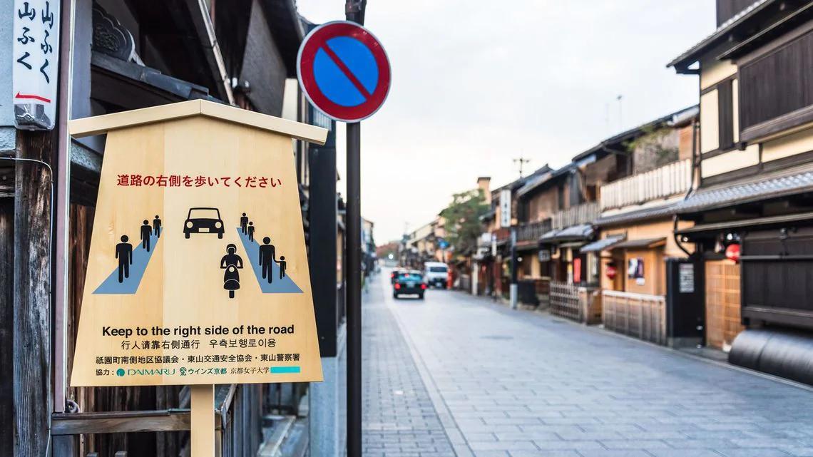 Actual situation of "signboard pollution" that ruins Japanese sightseeing spots