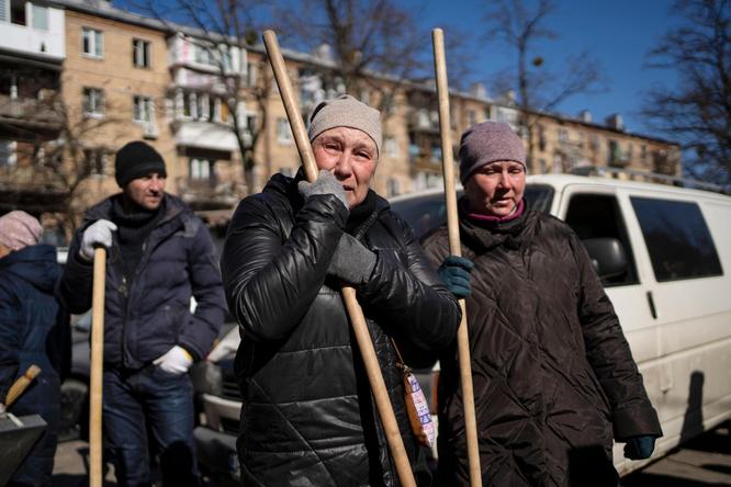 Live updates: Zelenskyy says 9,000 leave besieged Mariupol 