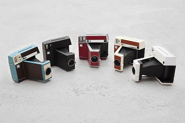 ISUTA おしゃれなスクエア写真が手軽に撮れる！コンパクトに折りたためるポラロイドカメラ「Lomo'Instant Square」