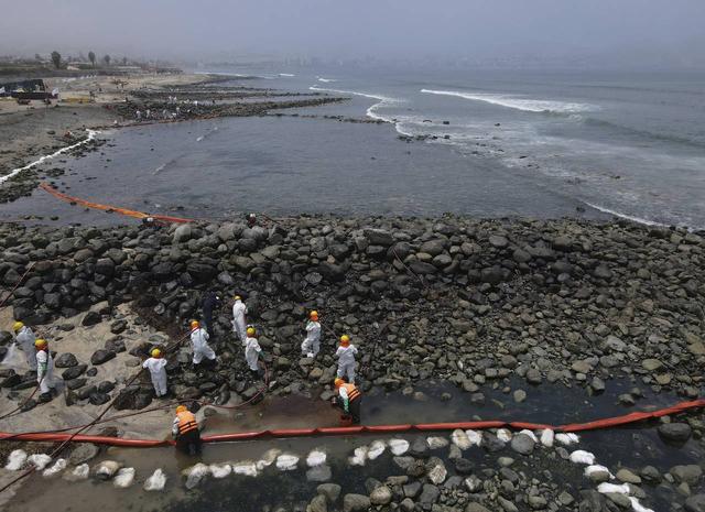 1 month after oil spill, Lima's beaches empty, cleanup slow 