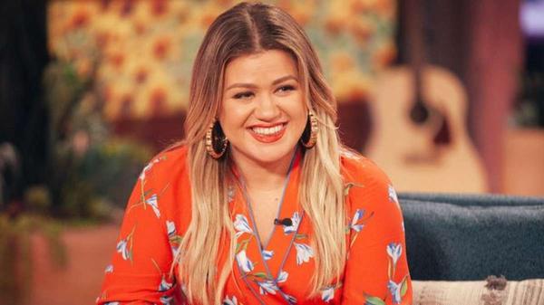 Texas native Kelly Clarkson teams up with Dolly Parton for '9 to 5' duet
