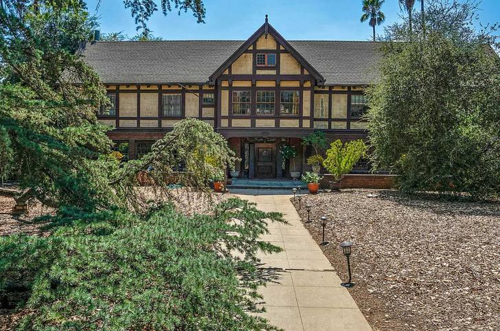 Courteney Cox Moves into a Historic South Pasadena Tudor on the New Starz Series ‘Shining Vale’ 