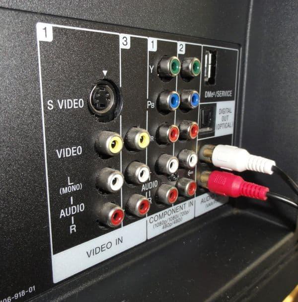 How to Connect a VCR to Your New TV