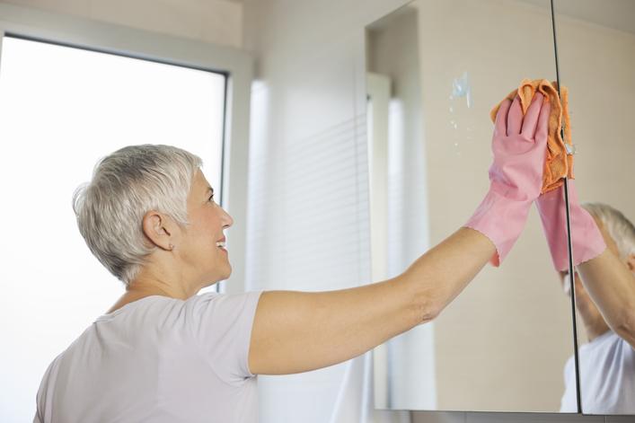 How to clean a mirror 