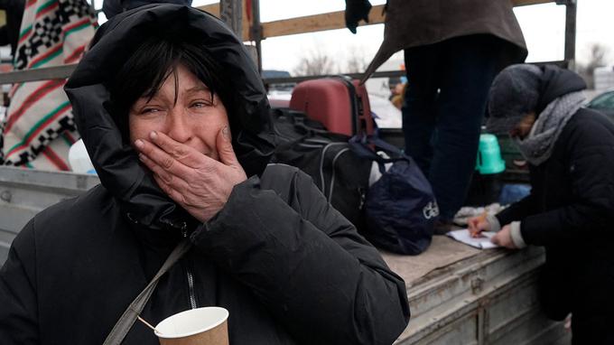 Fleeing Ukrainians recount Mariupol 'hell'