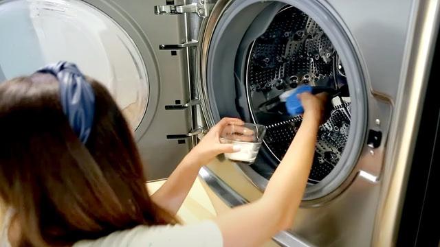 How to clean a washing machine